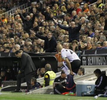 Gary Neville la lía con el cambio de Negredo