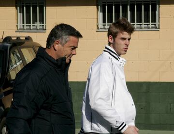 Su padre, José De Gea, fue portero en el Getafe. Desde pequeño hablaba de fútbol con él y le transmitió su pasión bajo los palos. De Gea siempre se recuerda como un niño con guantes: "Me gustaba ponerme los guantes desde pequeño y, como mi padre era portero, fue él quien me enseñó".