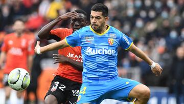 Facundo Medina pugna por el balón con Sambou Soumano durante el partido de la Ligue 1 francesa entre el Lens y el Lorient.