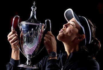 Garbñe Muguruza sosteniendo el trofeo de las WTA Finals.