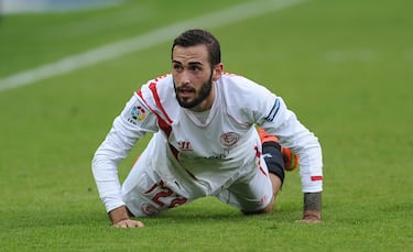 Al Sevilla llegó en la 2014-15 procedente del Almería. Tras ello fichó por el Barcelona tras pagar 17 millones de euros.