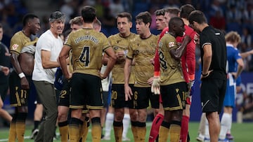 BARCELONA, 24/08/2024.- El entrenador de la Real Sociedad, Imanol Alguacil (i), da instrucciones a sus jugadores durante el partido de Liga en Primera División que RCD Espanyol y Real Sociedad disputan este sábado en el RCDE Stadium, en Barcelona. EFE/Toni Albir