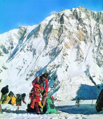 El alpinista italino Reinhold Messner coronó el Everest y el K-2 sin oxígeno . 