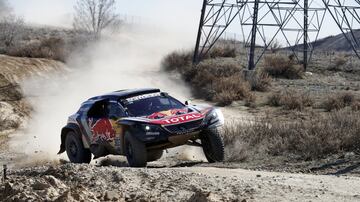 Tomás Roncero ejerció de copiloto de Carlos Sainz por un día en la base militar del Goloso a los mandos del Peugeot 3008 DKR Maxi, el mismo coche con el que el bicampeón ganó el Dakar 2018.