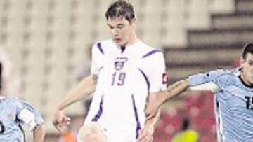 <b>POTENTE. </b>Zigic, de blanco, durante el Serbia-Uruguay del sábado.