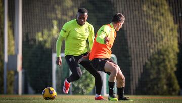 14-01-25. JUAN OTERO ENCARA A LANDER OLAETXEA EN EL ENTRENAMIENTO DEL SPORTING EN MAREO.