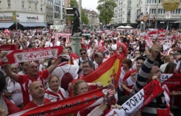 Gran ambiente en las calles de Basilea antes de la final. 