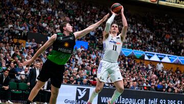 Mario Hezonja lanza a canasta ante Joel Parra.