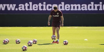 Atlético de Madrid coach Diego Simeone pictured during the this morning's training session - the final one to be held at the Vicente Calderón ahead of tomorrow's game against Athletic Club.