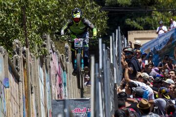 Valparaiso, 11 febrero 2018.
Decimosexta version del Red Bull Valparaiso Cerro Abajo, principal carrera de descenso urbano en Chile, realizada entre calles, escaleras y callejones de la ciudad puerto.
Cristian Rudolffi/Photosport.