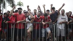 Hinchas de Independiente de Avellaneda recibiendo a su equipo a su llegada al hotel de concentraci&oacute;n en R&iacute;o de Janeiro.