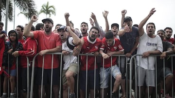Hinchas de Independiente de Avellaneda recibiendo a su equipo a su llegada al hotel de concentración en Río de Janeiro.
