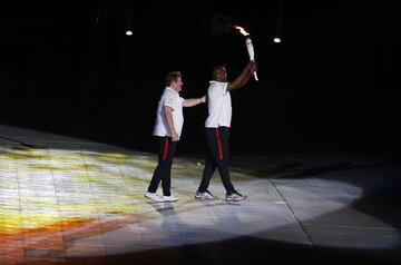 Helmut Bellingrodt, primer medallista olímpico colombiano, acompaña al exbeisbolista Ligas Édgar Rentería, quien carga la antorcha de los XXIII Juegos Centroamericanos y del Caribe durante su ceremonia de apertura en el Metropolitano.