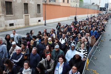 Fieles hacen fila para ingresar a la Basílica de San Pedro para rendir homenaje al Papa Francisco.