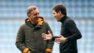 Los entrenadores Carlos Carvalhal y Andoni Iraola conversan antes del inicio del partido disputado por el Celta y el Rayo Vallecano en Balaídos.