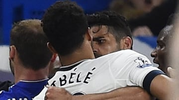 Dembele, en la acci&oacute;n con Costa.