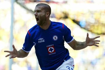 'Tito' Villa se vistió con los colores de Atlas de Guadalajara en el Clausura 2006. El delantero argentino se fue a Tecos después de dos torneos con los rojinegros y después se fue a Europa con el Derby County. Villa fichó con Cruz Azul para el Apertura 2009 y conectó de inmediato con los cementeros. Con la Máquina ganó un campeonato de goleo.