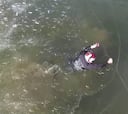 Agónica lucha de un piloto por sobrevivir tras hundirse su moto en un lago helado