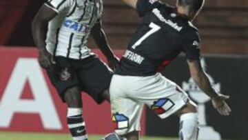 El colombiano Mendoza (izquierda) gana minutos y protagonismo en Corinthians.