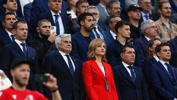 COLONIA (ALEMANIA), 30/06/2024.- La ministra de Educación Pilar Alegría (c), junto al presidente de la Federación Española de Fútbol, Pedro Rocha (2i), en el palco durante el partido de octavos de final de la Eurocopa de fútbol entre España y Georgia, este domingo en Colonia. EFE/Alberto Estévez
