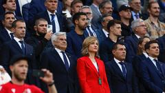 La ministra Pilar Alegría flaqueada en el palco de la Eurocopa por el presidente y el vicepresidente de la Federación, Pedro Rocha y Alejandro Mansito.