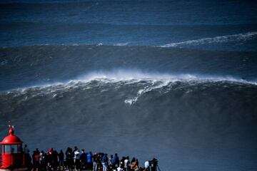 Un surfista se lanza a por una ola gigante en Praia do Norte, Nazaré (Portugal) el 25 de febrero del 2022.