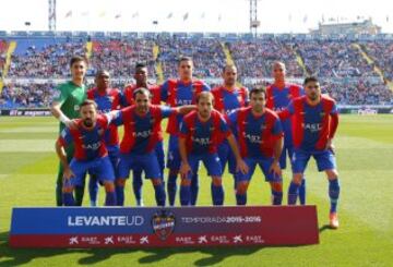 El once inicial del Levante. De pie: Mariño, Simao, Jefferson, Feddal, Juanfran y Deyverson. Agachados: Morales, Verza, Verdú, Rossi y Medjani