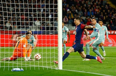 Espectacular jugada de Lamine, que dejó el gol en bandeja al polaco. Solo tuvo que empujarla.