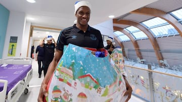 Yerry Mina y Everton llevan la Navidad a un hospital