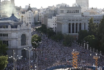 La plaza de Cibeles abarrotada de seguidores que esperan a los jugadores del Real Madrid para celebrar la Decimoquinta.