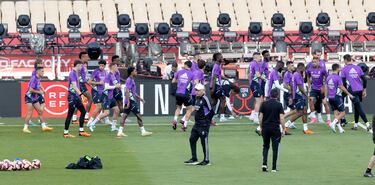 Carlo Ancelotti y el grupo de jugadores realizando ejercicios.