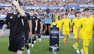 Los jugadores salen al terreno de juego. 