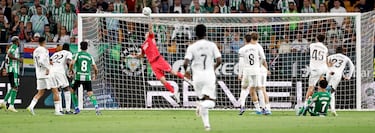 Mano firme de Lunin para frenar el disparo de Antony durante el empuje verdiblanco.
