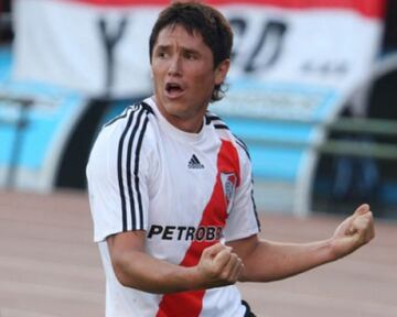 El argentino nacionalizado chileno salto de Unión Española a River Plate donde estuvo en 2010 sin mayor éxito.