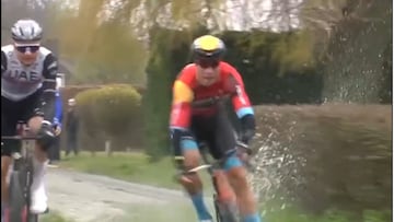El ciclista polaco Filip Maciejuk cruza un charco antes de provocar la ca¨ªda en el pelot¨®n durante el pasado Tour de Flandes.