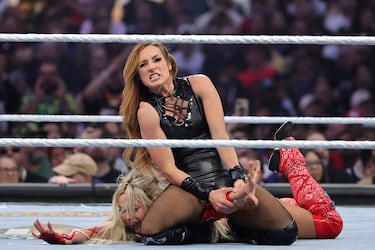 El regreso de Becky Lynch fue espectacular, y junto a Lyra Valkyria se alzaron con la victoria al derrotar a Liv Morgan y Raquel Rodriguez; para convertirse en nuevas campeonas por Parejas de la WWE.