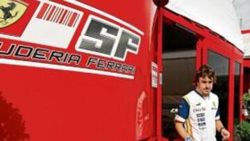 <b>ANTICIPO. </b>La imagen de Alonso saliendo del 'hospitality' de Ferrari, tras entregar la bandera española a sus pilotos, puede ser una imagen muy repetida en los próximos años.