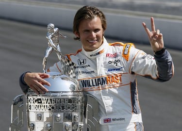 Este piloto británico hizo carrera en EE UU y falleció en una de ellas en Las Vegas 2011 en un accidente múltiple de 15 coches. En sus 10 temporadas en la IndyCar ganó las 500 Millas dos veces, y en Resistencia, las 24 Horas de Daytona.