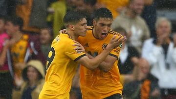 Wolverhampton Wanderers' Mexican striker Raul Jimenez (R) celebrates scoring their second goal to equalise 2-2 during the English Premier League football match between Wolverhampton Wanderers and Everton at the Molineux stadium in Wolverhampton, central England on August 11, 2018. (Photo by Geoff CADDICK / AFP) / RESTRICTED TO EDITORIAL USE. No use with unauthorized audio, video, data, fixture lists, club/league logos or 'live' services. Online in-match use limited to 120 images. An additional 40 images may be used in extra time. No video emulation. Social media in-match use limited to 120 images. An additional 40 images may be used in extra time. No use in betting publications, games or single club/league/player publications. /