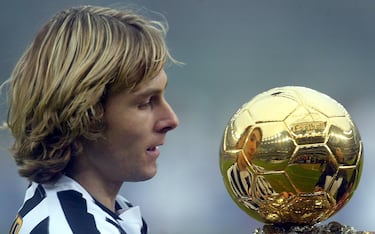 Nedved es el singular Balón de Oro de la República Checa. Lo consiguió en 2003 tras una espectacular temporada, en la que ganó la liga italiana con la Juventus y se quedó a las puertas de ganar la Champions League perdiendo una final que no pudo disputar por acumulación de amarillas. ‘El Cañón Checo’ debutó como profesional en el Dukla Praga y un año después el Sparta, club vecino, se fijó en él y le fichó. Cinco temporadas le bastaron en la liga checa para llamar la atención de la Lazio, donde haría historia logrando un scudetto y los dos únicos títulos internacionales (Recopa y Supercopa de Europa) para los blanquicelestes. Por su excelente rendimiento, ‘La Vecchia Signora’ pagó 45 millones de euros por su traspaso. El legendario centrocampista se retiraría vistiendo la camiseta ‘bianconera’ en 2009.