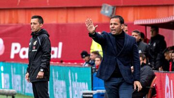 GRAF6376. PALMA DE MALLORCA, 10/11/2019.- El entrenador del Villarreal, Javier Calleja (d), durante el partido ante el RCD Mallorca, correspondiente a la décimo tercera jornada de LaLiga Santander que se disputa este domingo en el Iberostar Estadi,