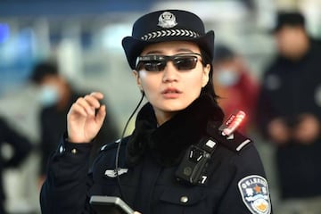 Una polic&iacute;a china con las gafas inteligentes que usa para monitorizar a las personas