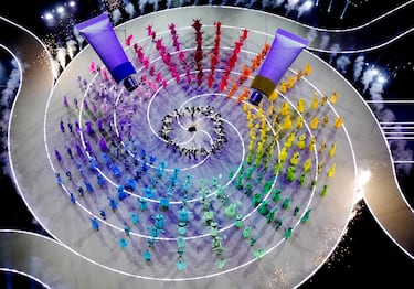 Matilda De Angelis actúa con los artistas vestidos como símbolos de la imaginación y la creatividad italiana durante la ceremonia inaugural de los Juegos Olímpicos de Invierno Milán-Cortina en el Estadio San Siro.