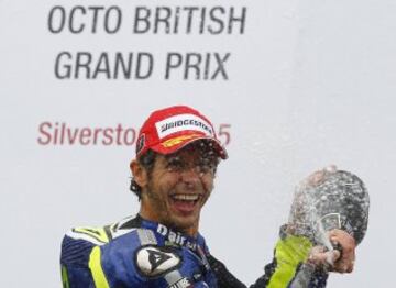  Valentino Rossi en el podio celebra su victoria en Silverstone.