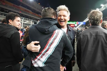 Gordon Ramsay y Martin Garrix se saludan antes del inicio del Gran Premio de Las Vegas.