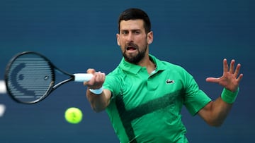 Novak Djokovic en su partido con Rinky Hijikata en Miami.