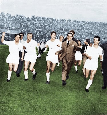 Celebración de Santamaría con el resto de jugadores del Real Madrid que consiguieron la cuarta Copa de Europa en 1959 tras ganar al Stade de Reims (2-0). Mateos, Marquitos, Zárraga... acompañan al hispano-uruguayo con el trofeo en las manos. 

