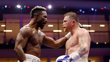 William Scull y Canelo Álvarez se saludan después del combate.