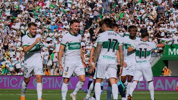 ELCHE (ALICANTE), 28/09/2025.- Los jugadores del Elche CF celebran el gol de André Silva este sábado, durante el partido de la jornada 7 de LaLiga EA Sports, entre el Elche CF y el RC Celta de Vigo, en el estadio Martínez Valero. EFE / Pablo Miranzo