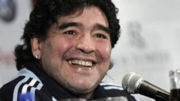 Diego Armando Maradona, el eterno "diez" y actual seleccionador de Argentina, prepara el gran clásico de Sudamérica entre su equipo y Brasil, previsto para el 5 de septiembre, encuentro "comparable a una final de Champions", según el Pelusa, quien elegiría del combinado brasileño a Kaká